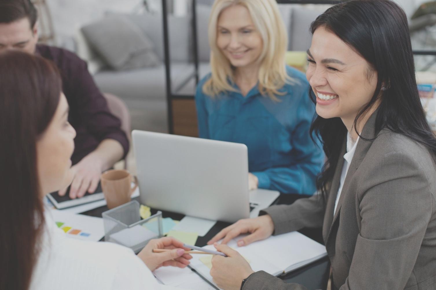 Equipo de trabajo colaborando en análisis financiero